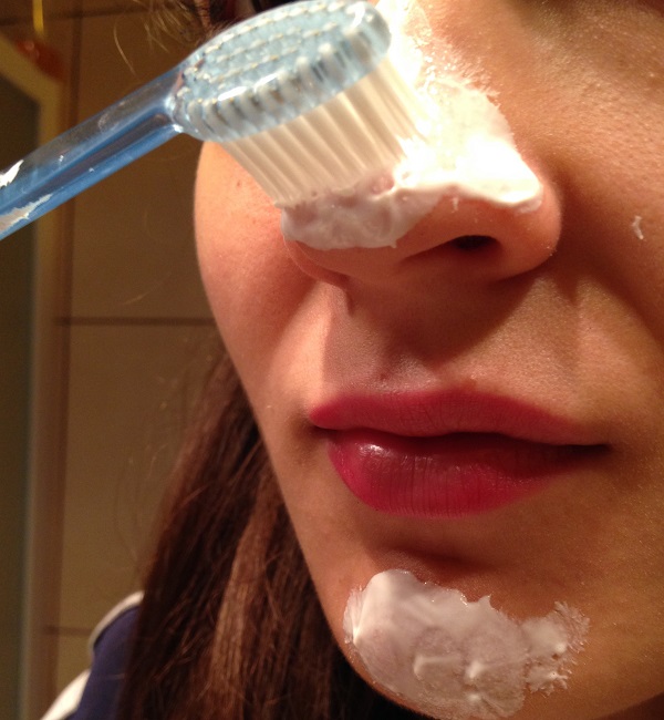 Kako ukoloniti mitisere na licu uz pomoć četkice za zube