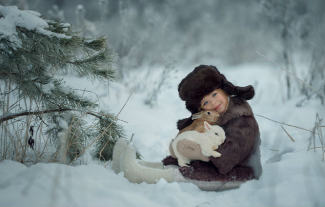 Ова слика има празан alt атрибут; име њене датотеке је devochka-shapka-ushanka-shubka-valenki-kroliki-druzia-sneg-z.jpg