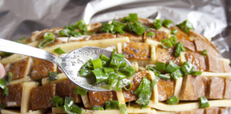 Hleb sa lukom i sirom.