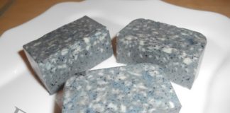 Domaći sapun sa aktivnim ugljem. Čisti kožu, eliminiše akne i mitisere.