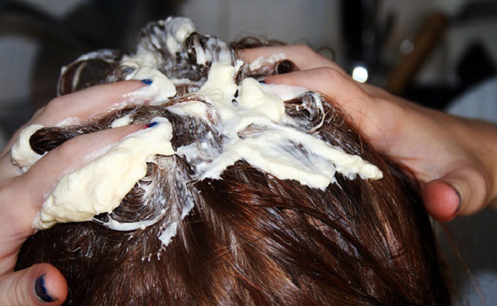 Kako koristiti majonez za negu suve, oštećene i beživotne kose.