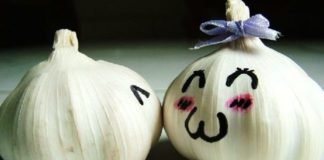 Kako očistiti glavicu belog luka za deset sekundi!