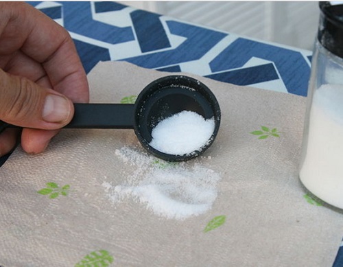 Kako očistiti grejnu ploču pegle uz pomoć soli.
