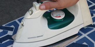 Kako očistiti grejnu ploču pegle uz pomoć soli.