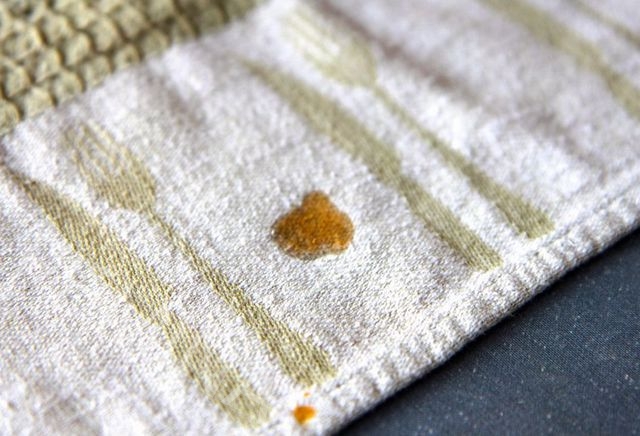  Kako ukloniti fleke od voska i parafina sa odeće, tepiha i nameštaja.