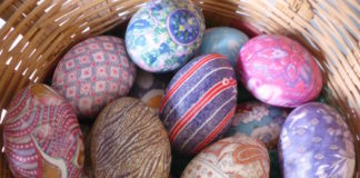 Kako ofarbati jaja pomoću svilene marame