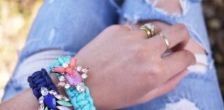 Moderna, ručno pletena narukvica.