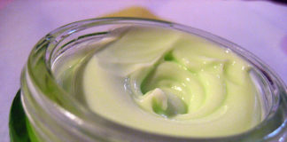 Ova maska efikasno rešava problem podočnjaka i naduvenosti oko očiju.