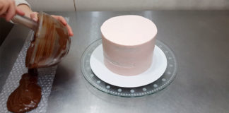 Nikada se ne bi setili: Zavila je tortu u pucketavu foliju, pogledaje šta je dobila