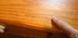 Kako uklonite ogrebotine sa nameštaja pomoću pegle