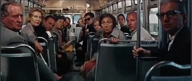 U autobusu se vozi žena, i priča mobilnim telefonom sa drugaricom