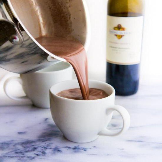 Sipajte čokoladno vino u čaše, i uživajte!