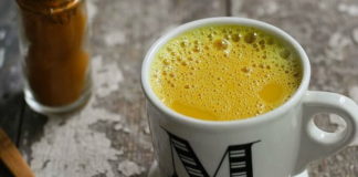 Topla voda sa kurkumom ujutro – neverovatna stvar za organizam!