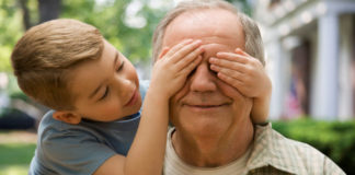 Deca koja odrastaju uz babe i dede srećnija su, pametnija i obrazovanija