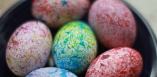 Kako ofarbati jaja pirinčem