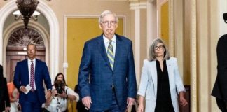 Čudan momenat na konferenciji: Američki senator se „zaledio“ za vreme govora